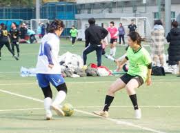 在足球場上